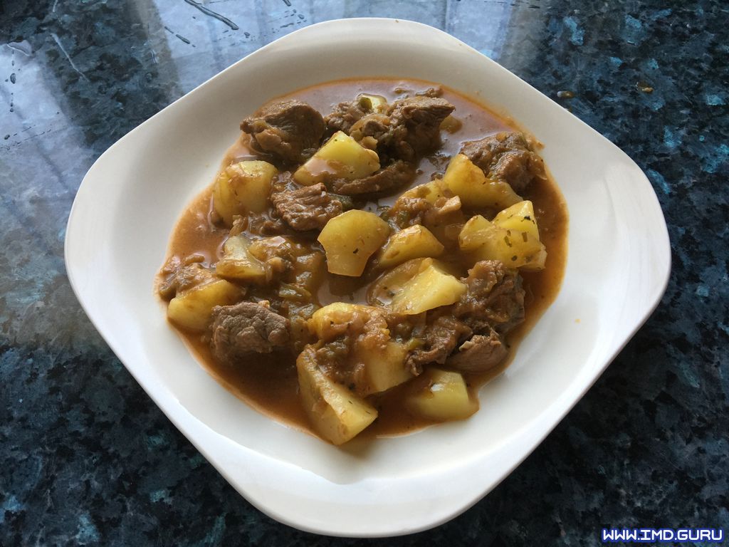 Carne guisada con patatas al vapor