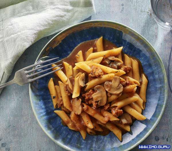 Macarrones rápidos con tomate frito, champiñones y chorizo