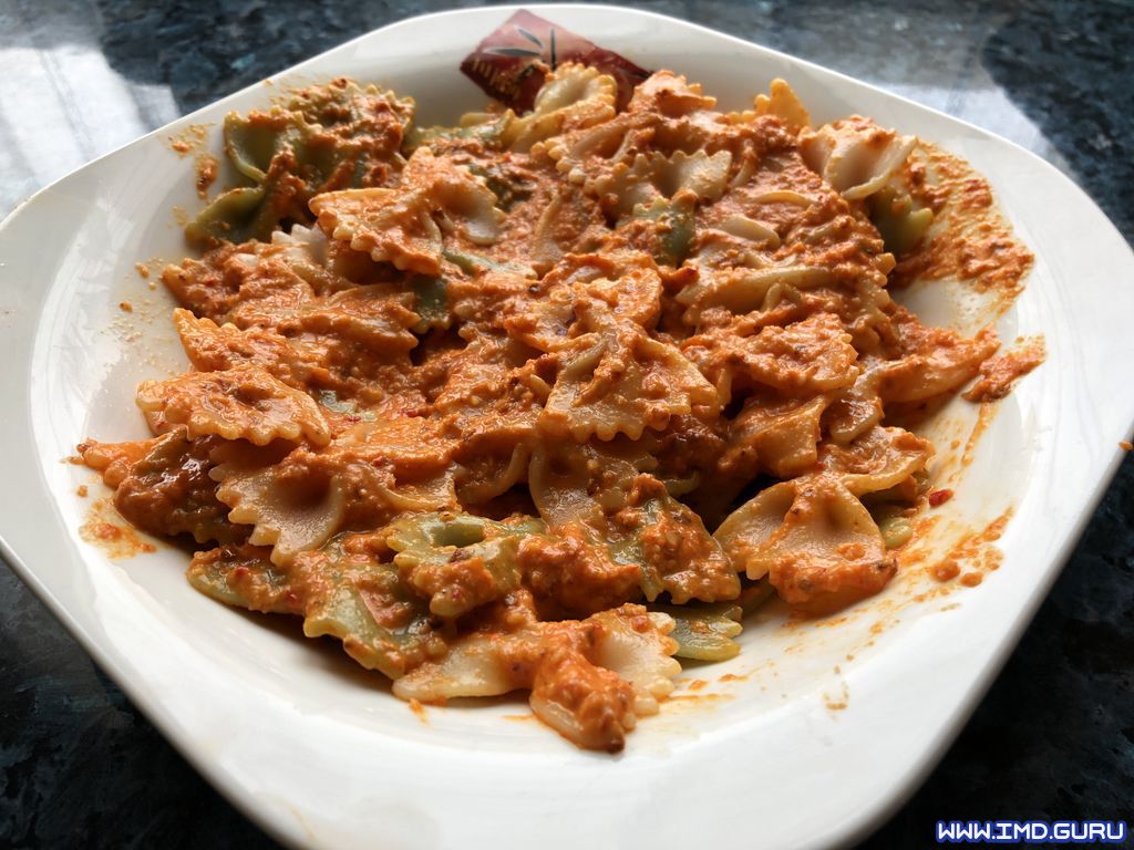 Pasta con salsa de pimientos y almendras