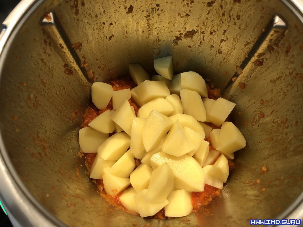 Añadir los 300 gr. de patata en trozos