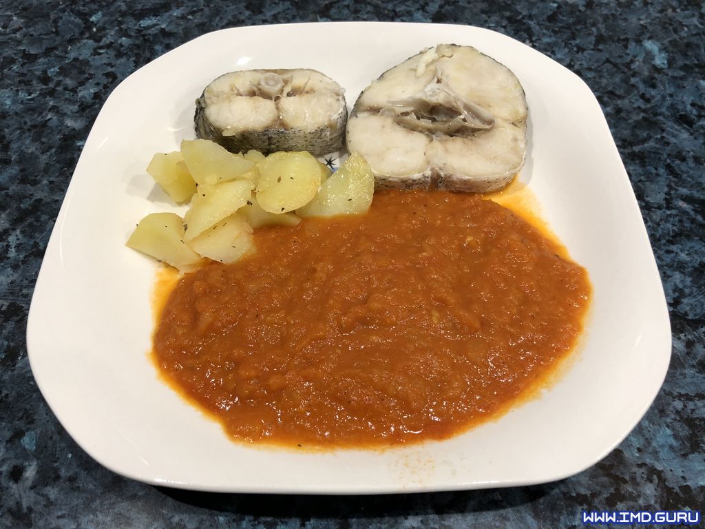 Merluza con patatas y salsa de tomate